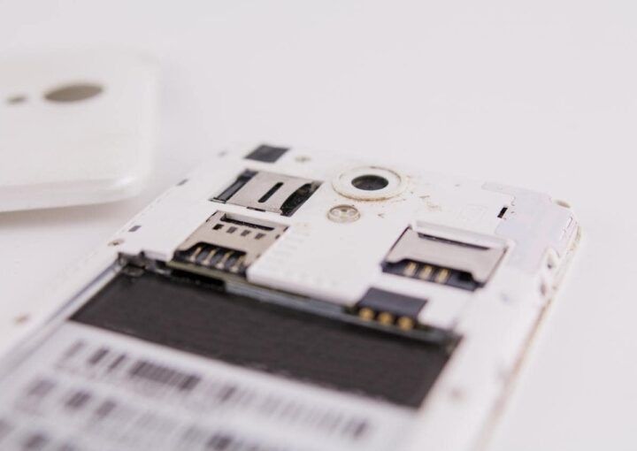 A close up of a broken cell phone with shattered screen