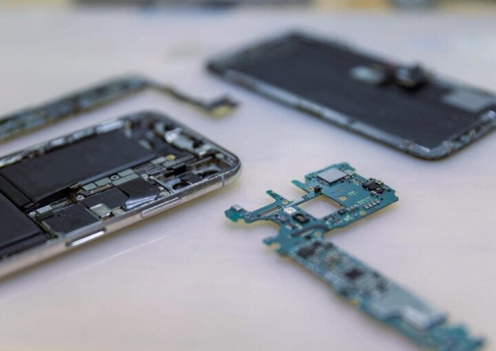 A close up of a broken cell phone with shattered screen